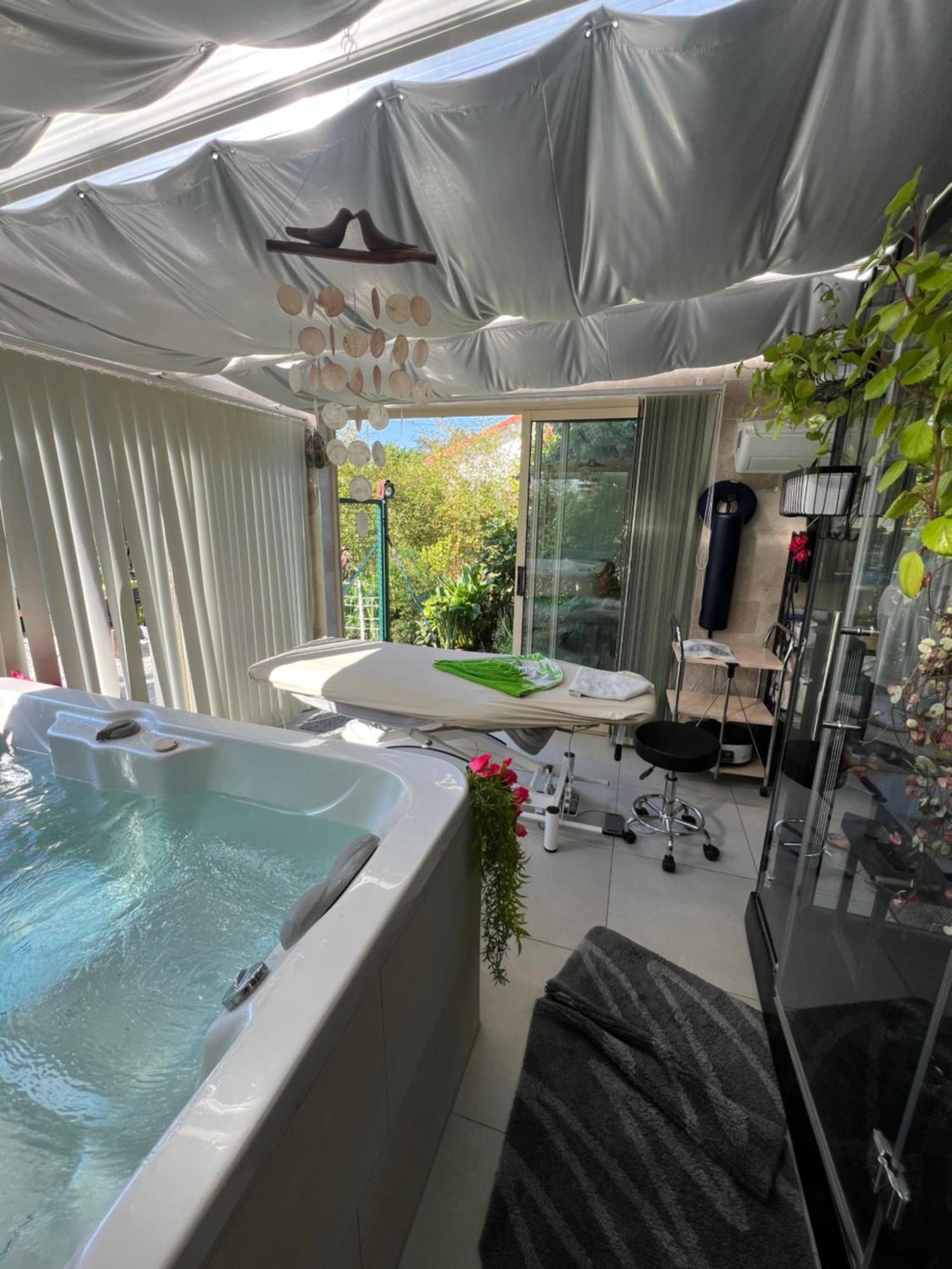 La Maison Du Bonheur Bed & Breakfast